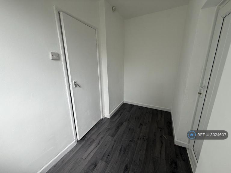 House Briar Hill Grove in Salford