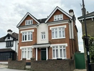 Flat Coombe Road in Greater London