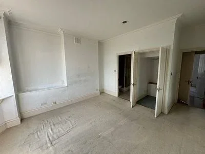 Flat Coombe Road in Greater London