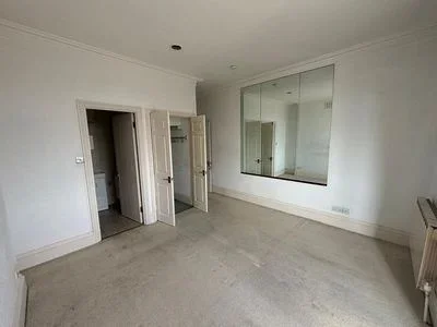 Flat Coombe Road in Greater London