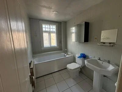 Flat Coombe Road in Greater London