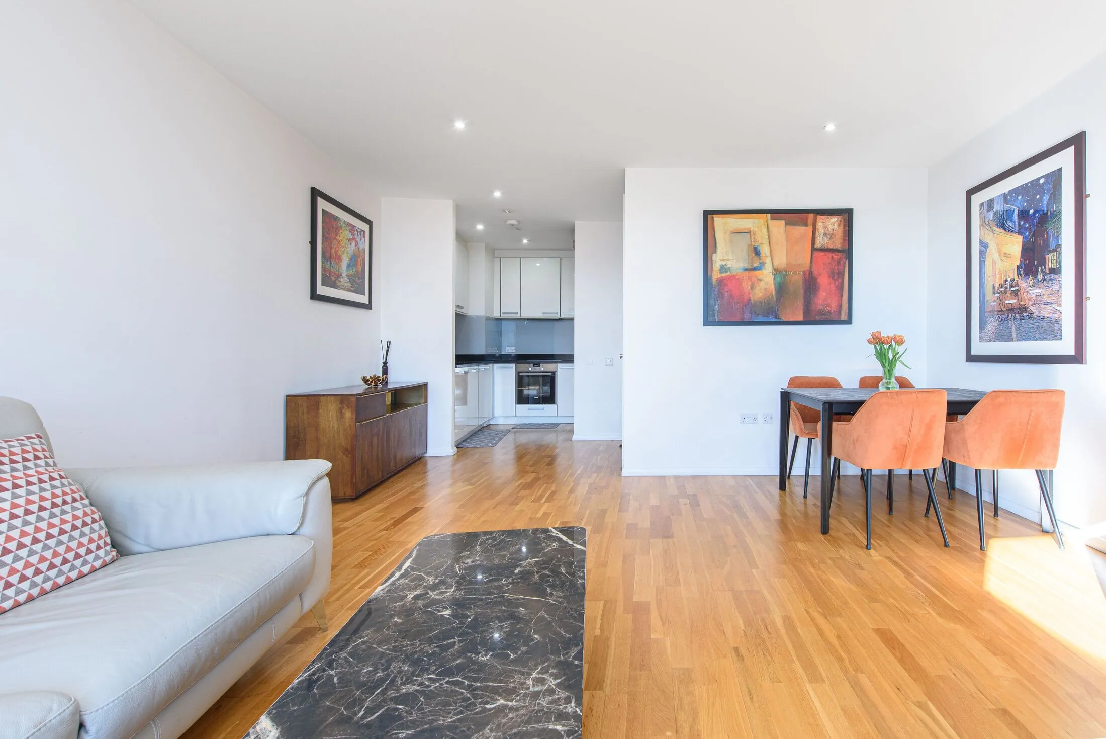 Flat Fortune Green Road in Greater London