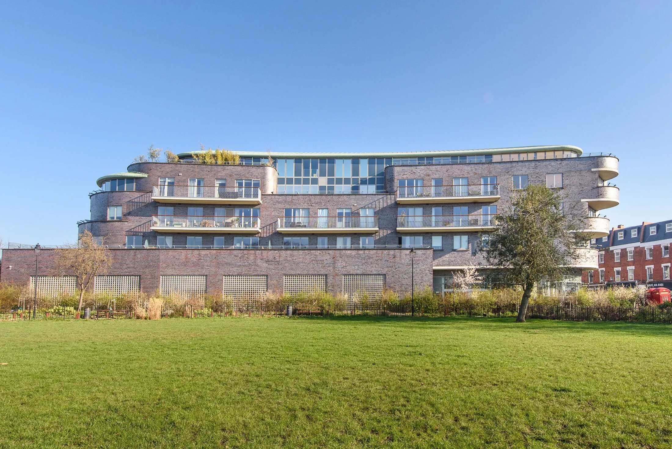 Flat Fortune Green Road in Greater London