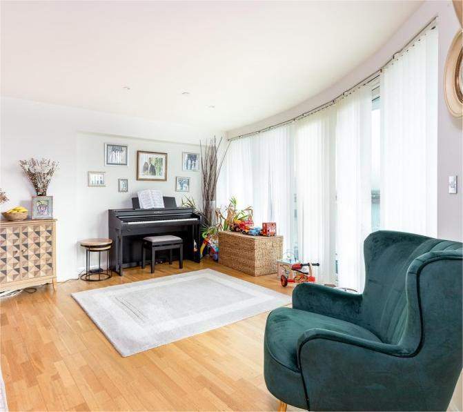 Flat Uxbridge Road in Greater London