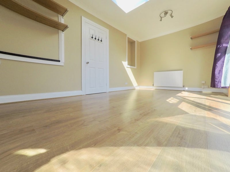 House Homefarm Road in Greater London