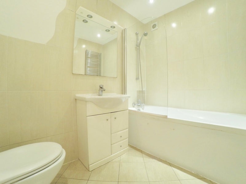 House Homefarm Road in Greater London