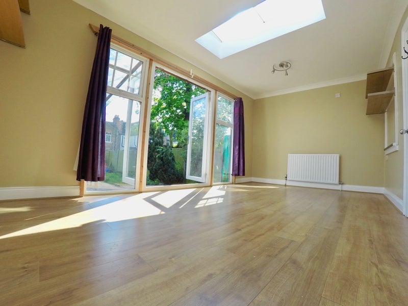 House Homefarm Road in Greater London