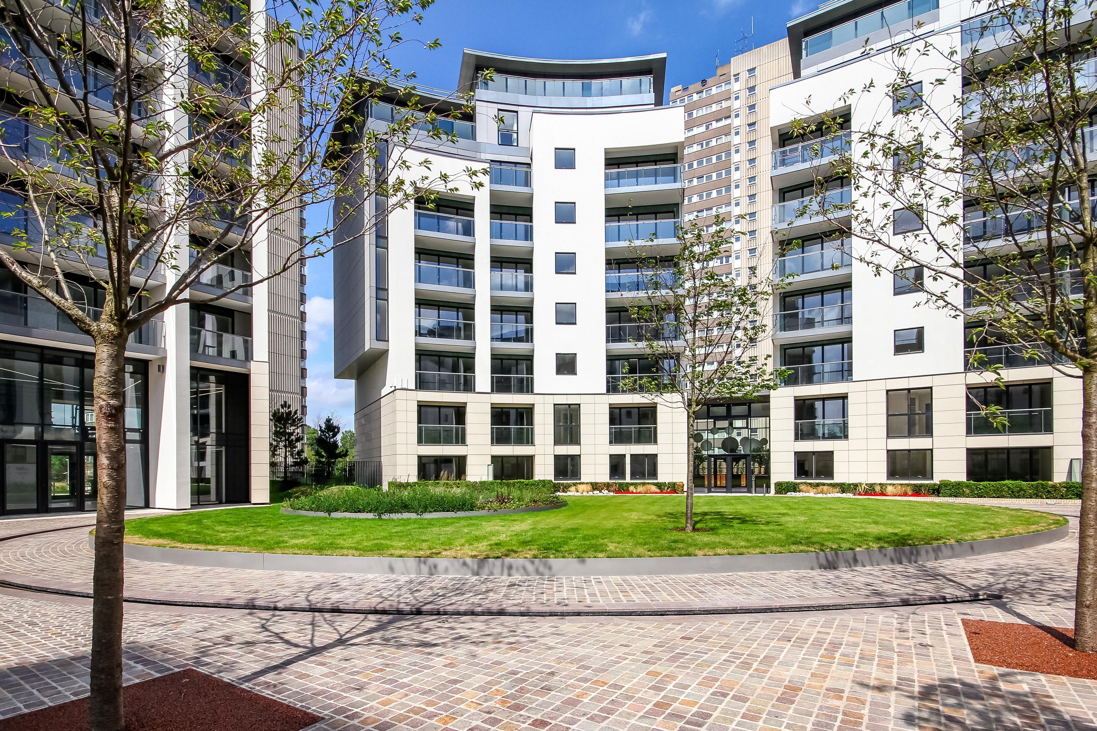 Flat Pump House Crescent in Greater London