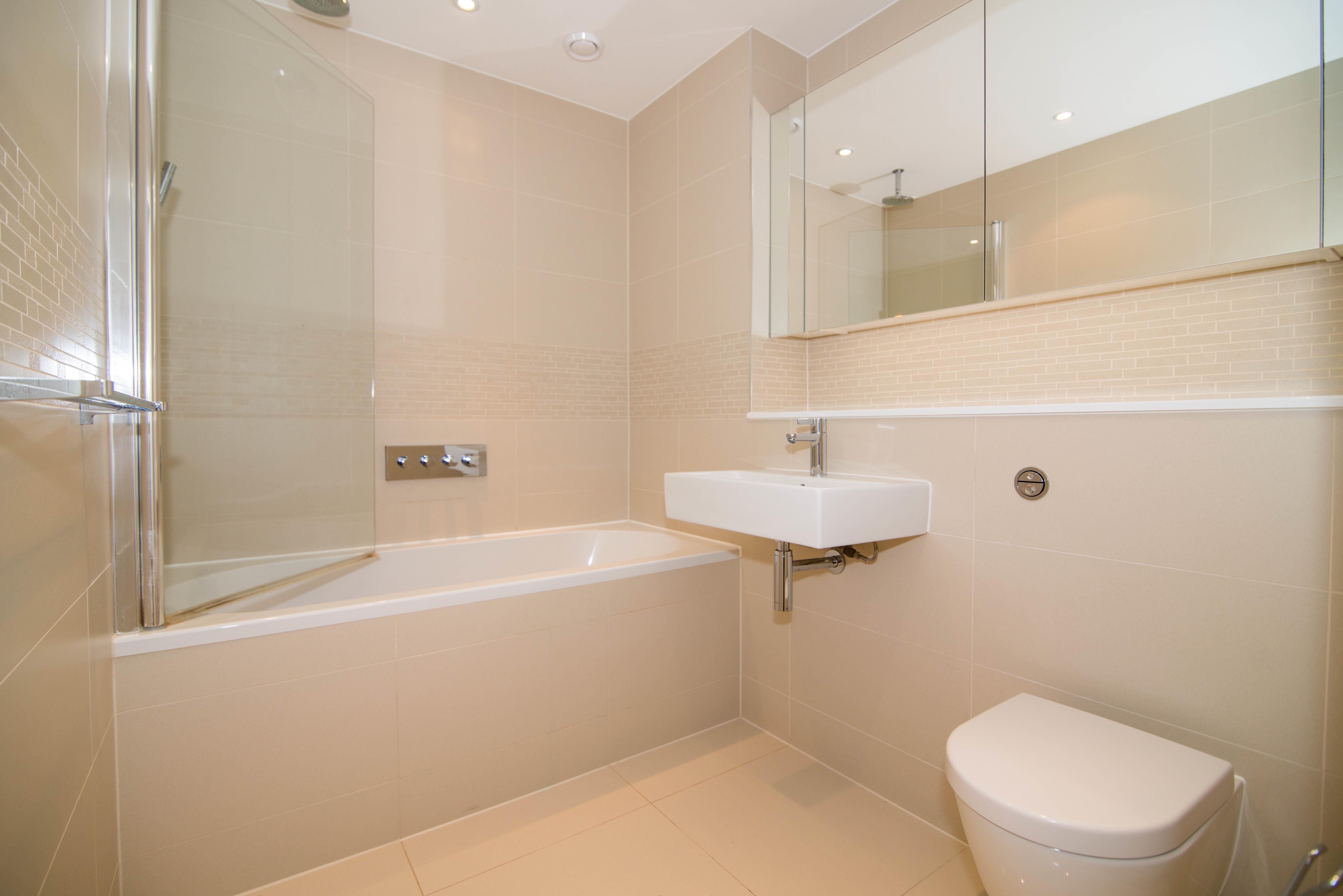 Flat Pump House Crescent in Greater London