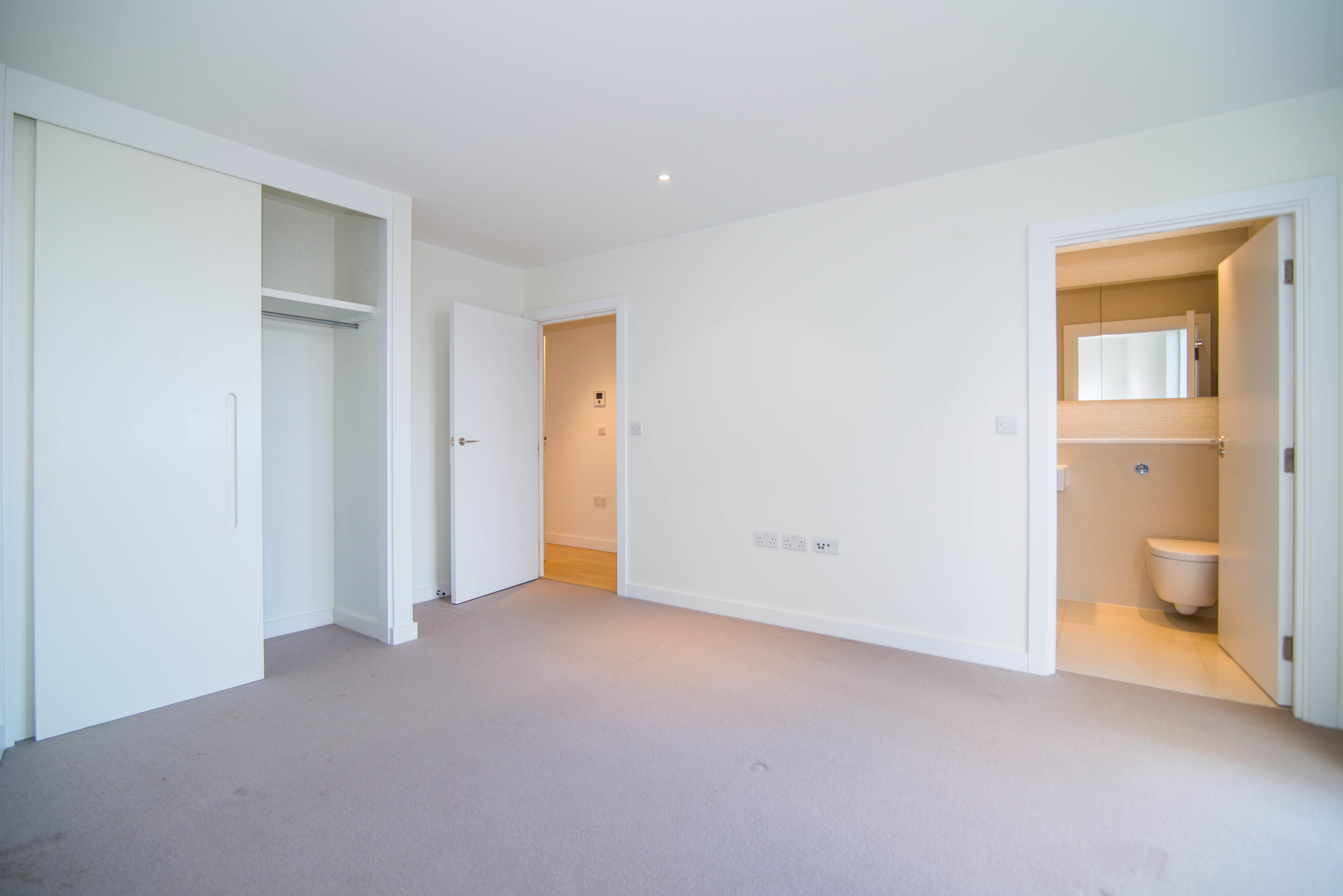 Flat Pump House Crescent in Greater London