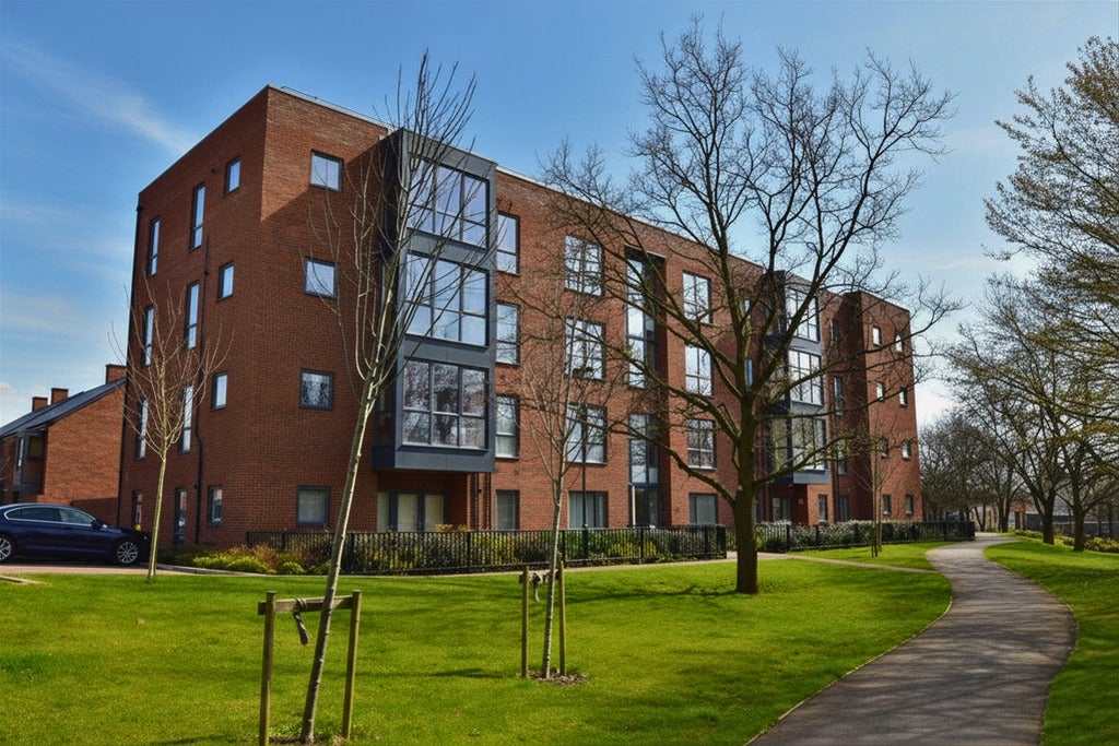 Flat Fowler Way in Greater London