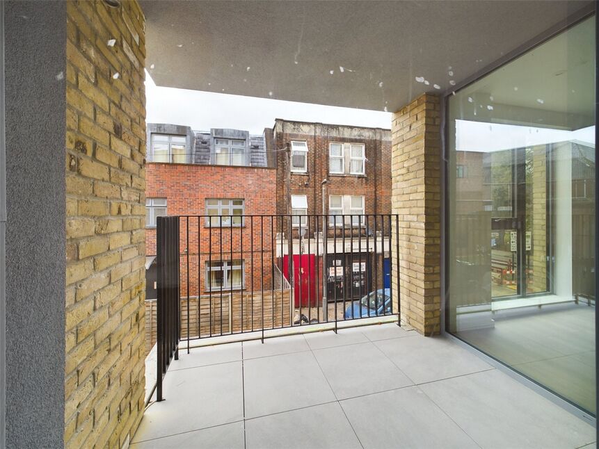 Flat Upton Lane in Greater London