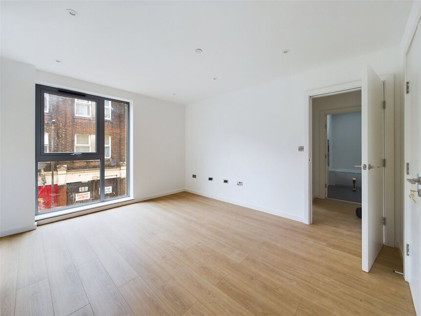 Flat Upton Lane in Greater London