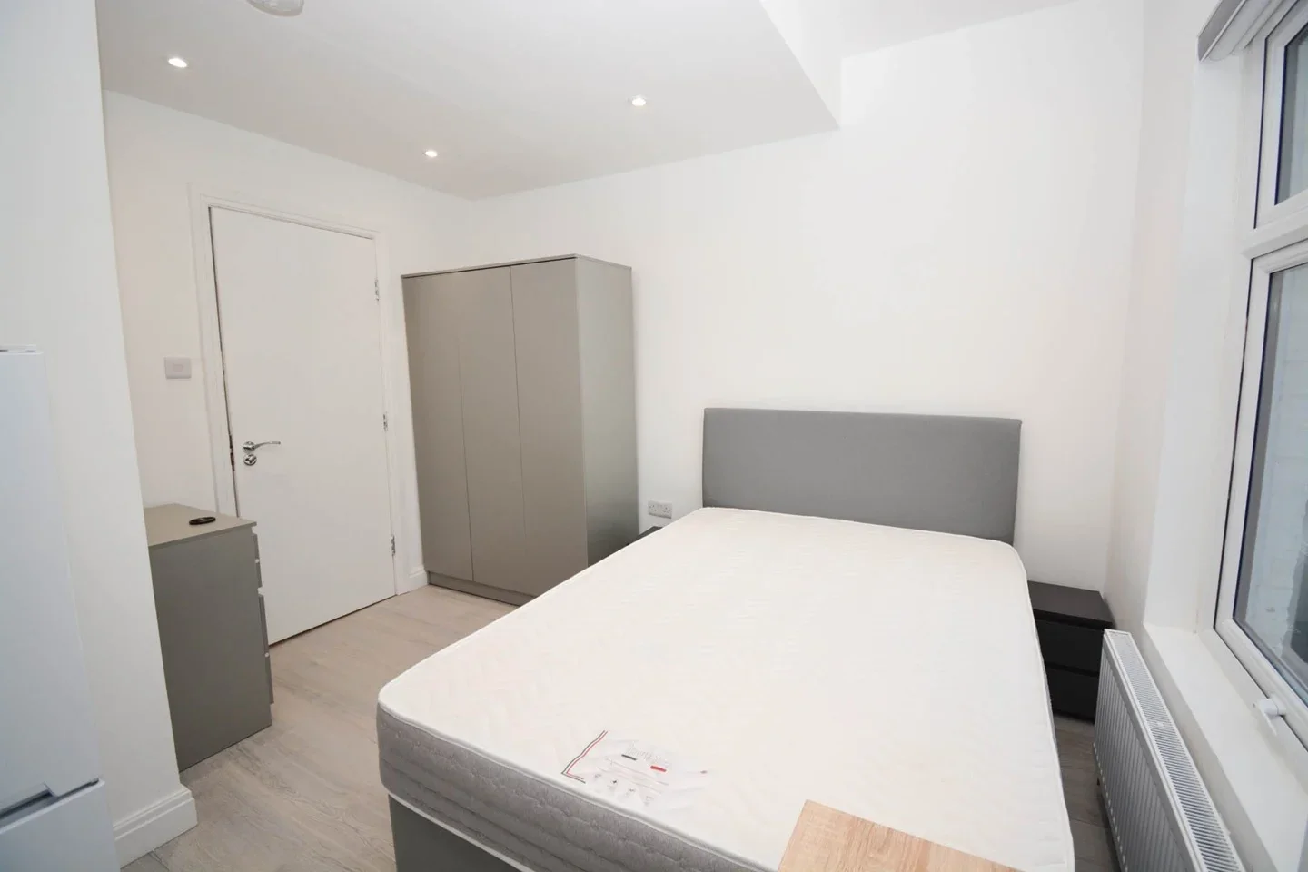Flat Crownfield Road in Greater London