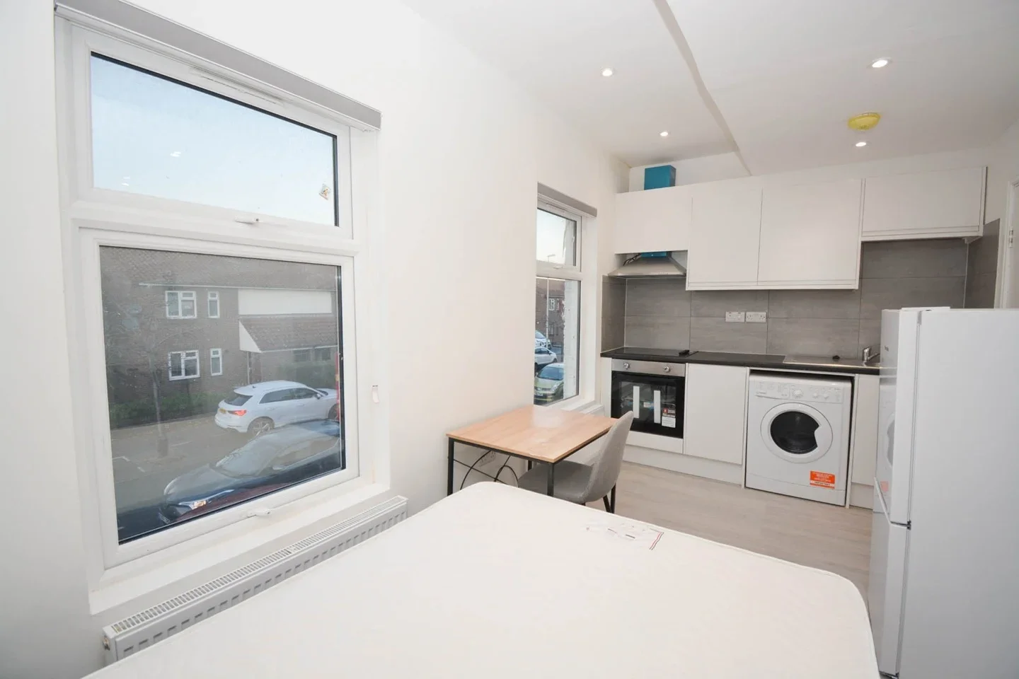Flat Crownfield Road in Greater London