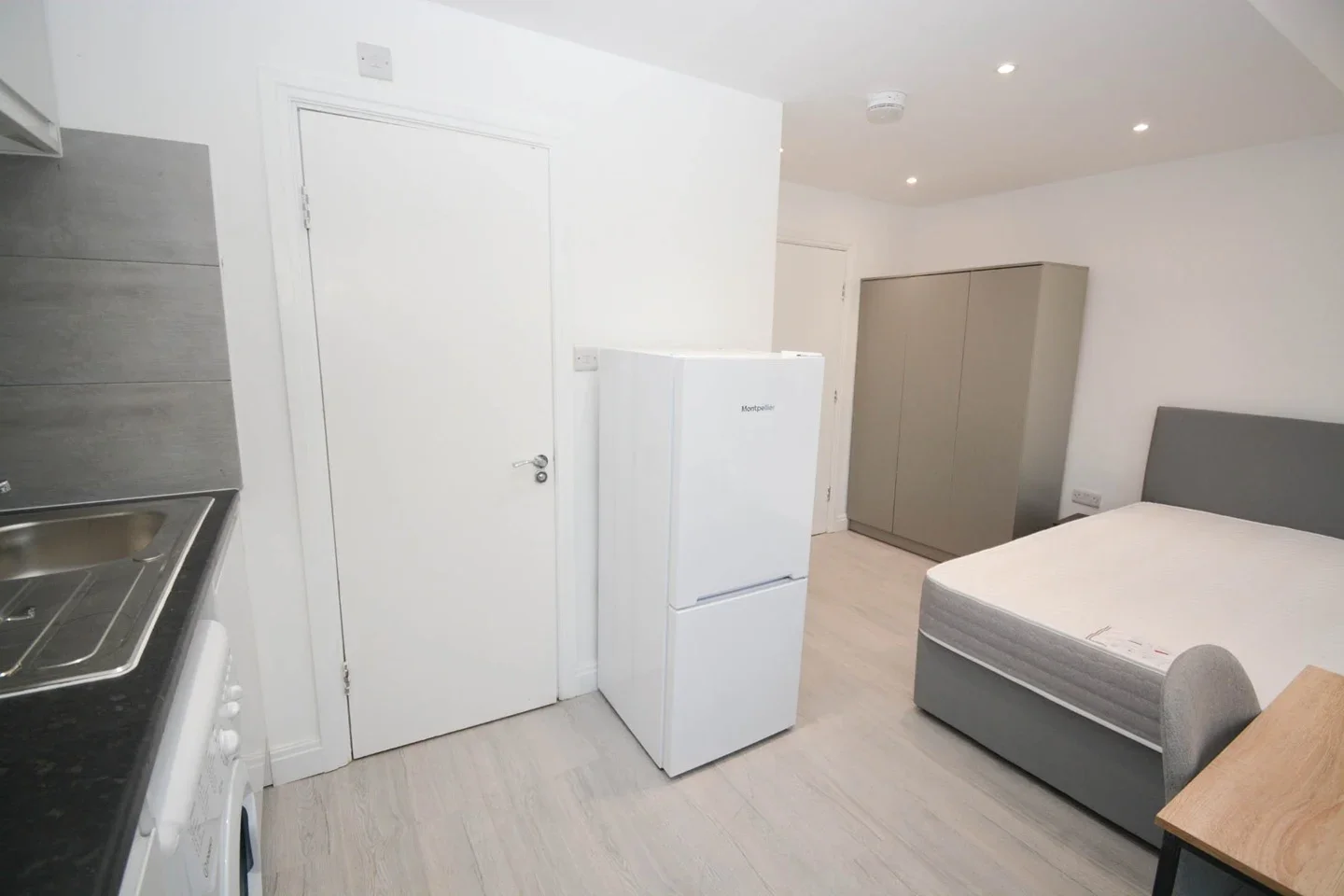 Flat Crownfield Road in Greater London