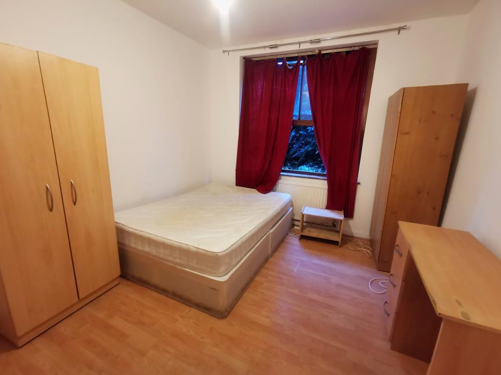 Room Adelina Grove in Greater London