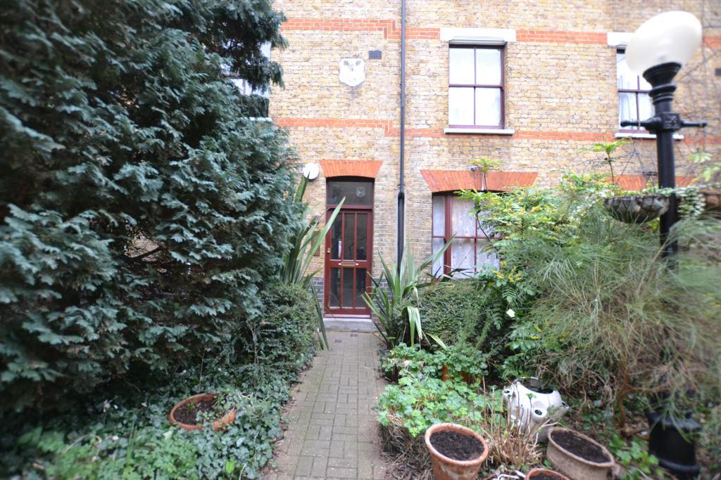 Room Adelina Grove in Greater London