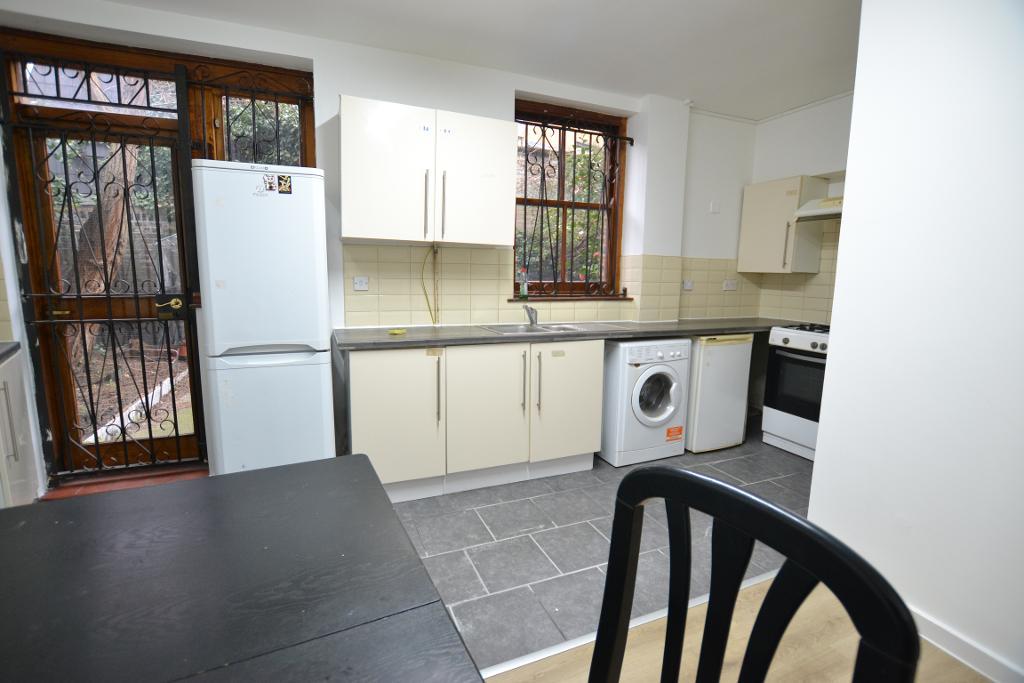 Room Adelina Grove in Greater London