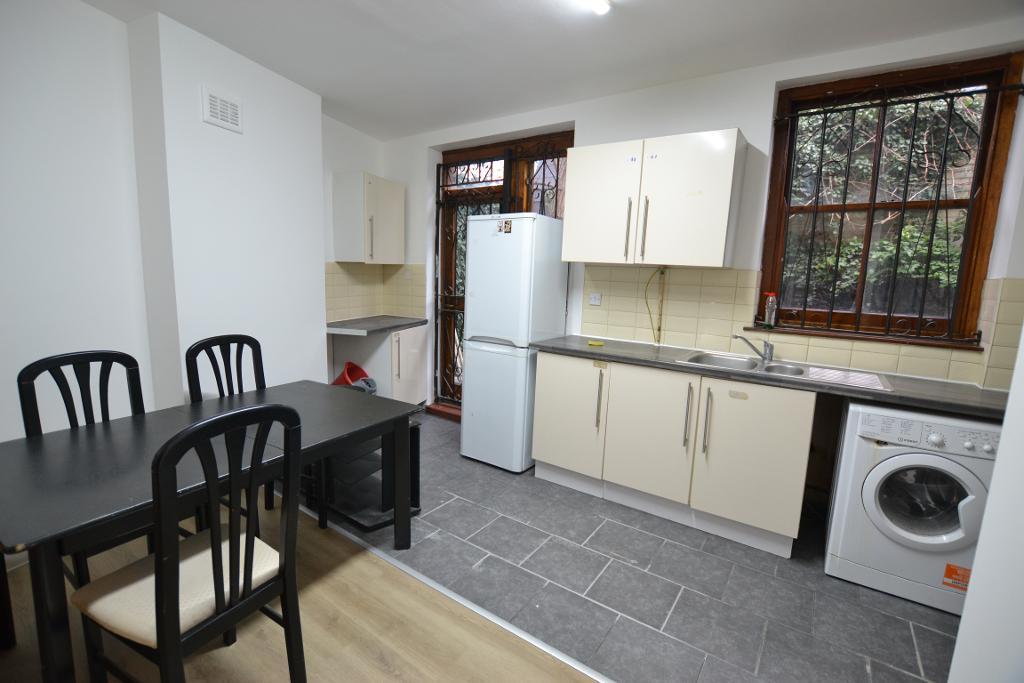 Room Adelina Grove in Greater London