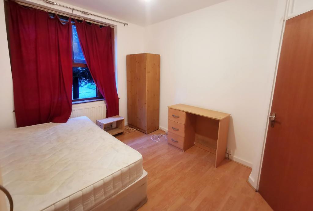 Room Adelina Grove in Greater London