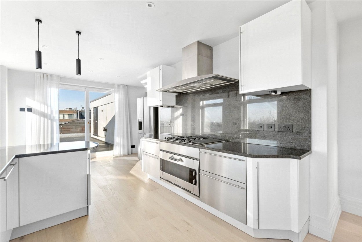Flat Queen's Terrace in City of Westminster