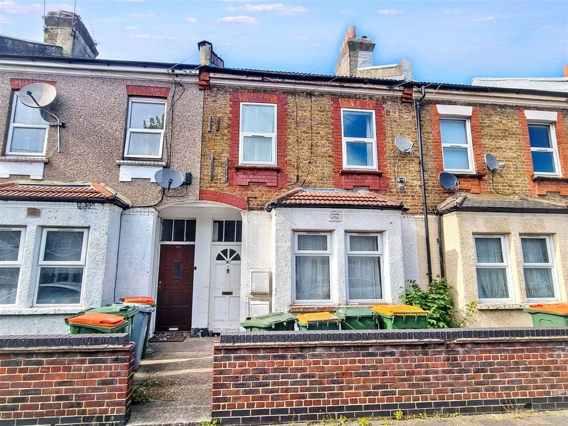 Flat South Esk Road in London