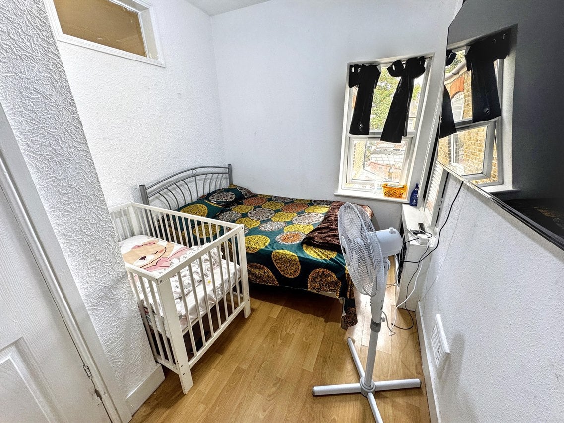 Flat South Esk Road in London