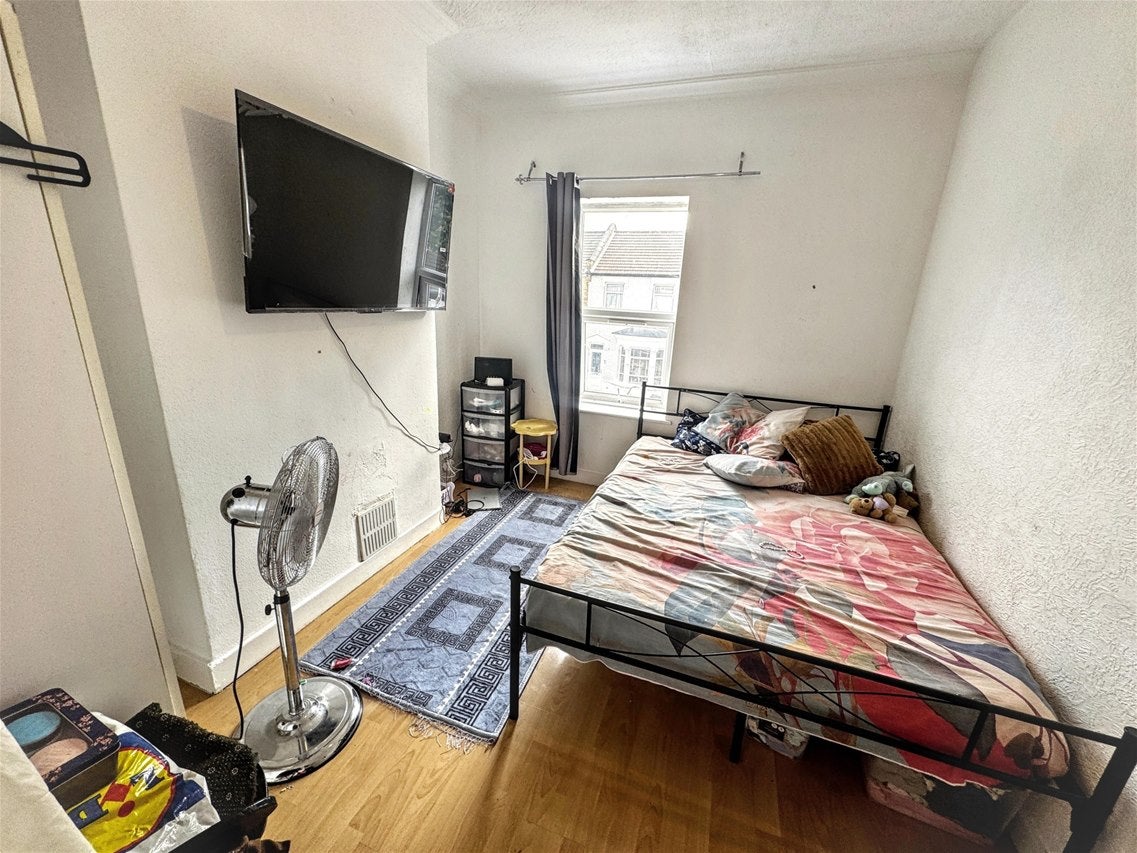 Flat South Esk Road in London