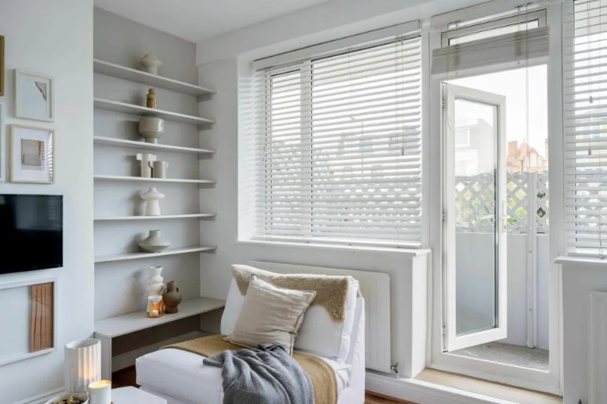 Flat Cathnor Road in Greater London