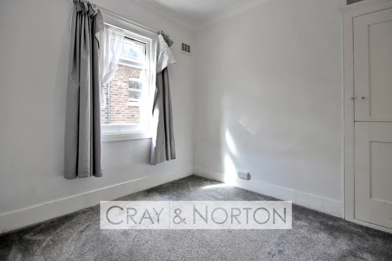 Flat Chisholm Road in London