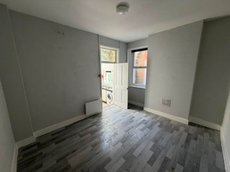 Flat Whitworth Road in Greater London