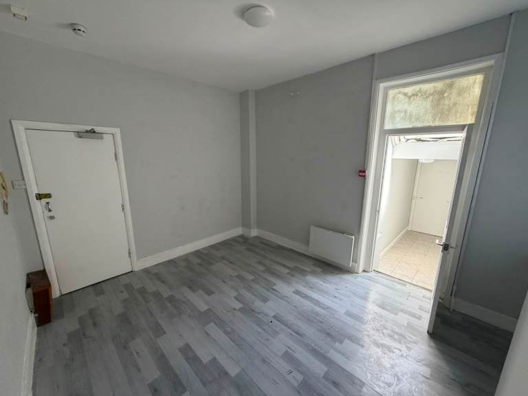Flat Whitworth Road in Greater London