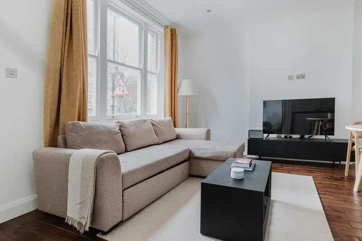 Flat Orde Hall Street in Greater London