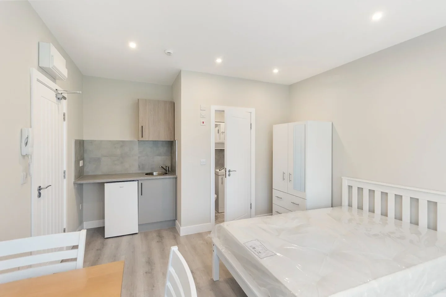 Flat Talbot Road in Greater London