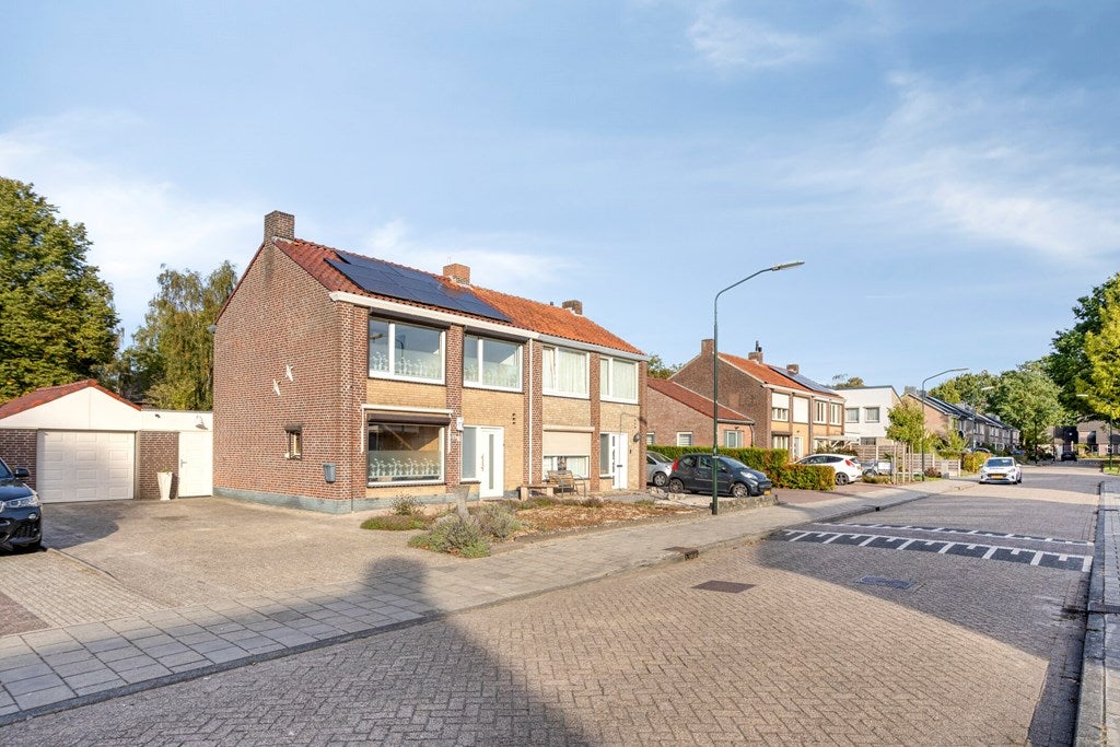 Twee-onder-één-kap te koop: Prinses Margrietstraat 13, Budel-Dorplein