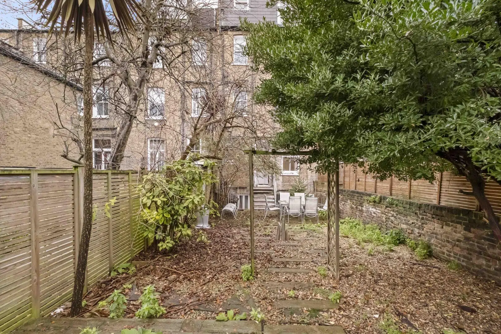 Flat Rostrevor Road in Greater London