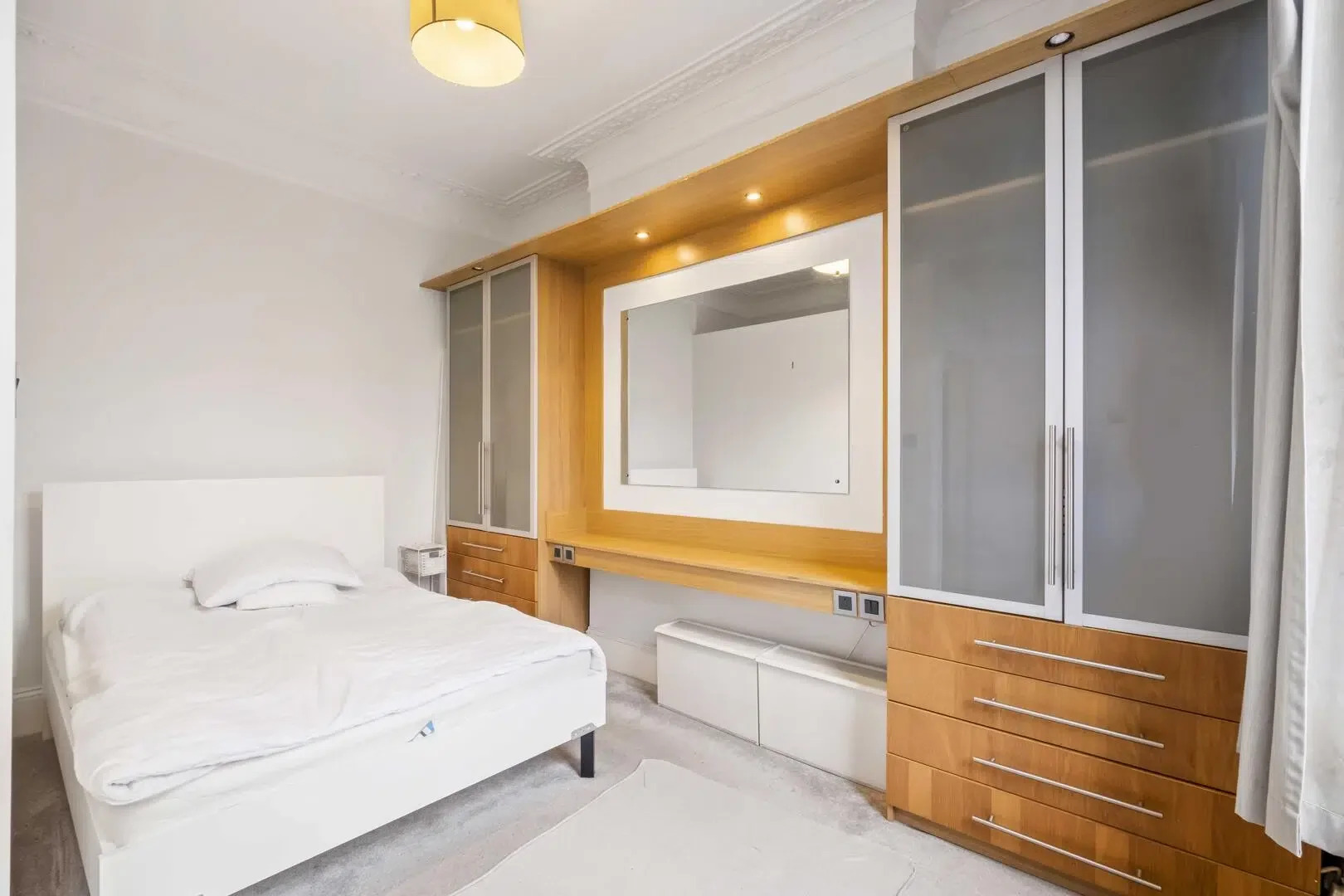Flat Rostrevor Road in Greater London