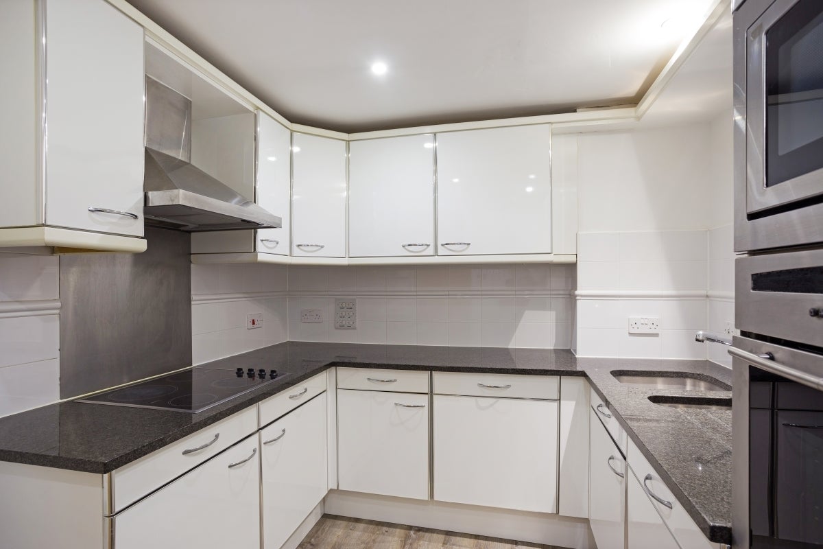 Flat Glaisher Street in Greater London