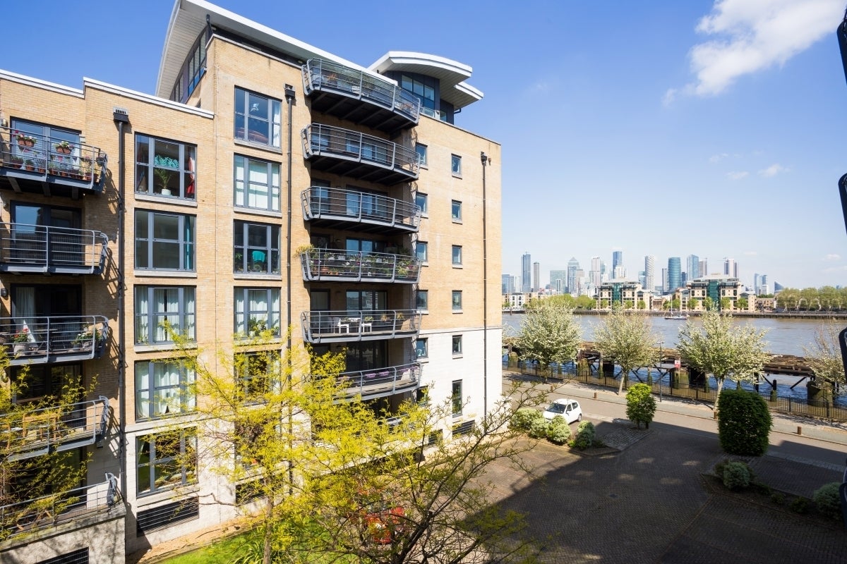 Flat Glaisher Street in Greater London
