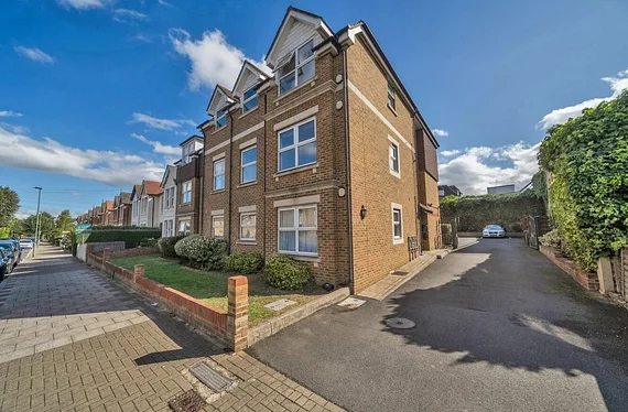 Flat Ravenscroft Road in Greater London