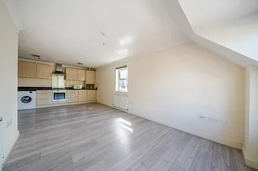 Flat Ravenscroft Road in Greater London