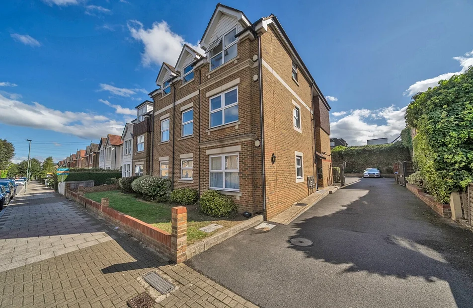 Flat Ravenscroft Road in Greater London