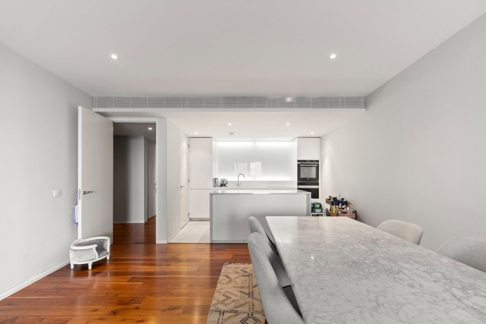 Flat Hester Road in Greater London