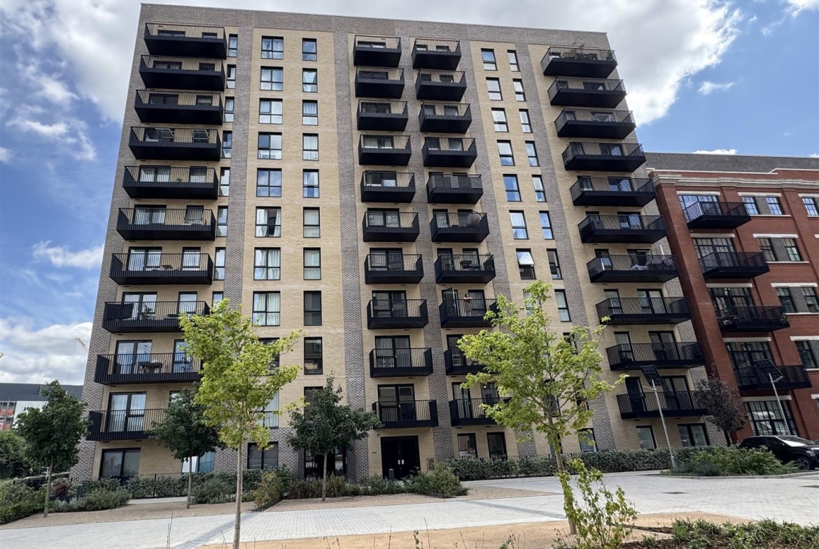 Flat CROWLAND AVENUE in London