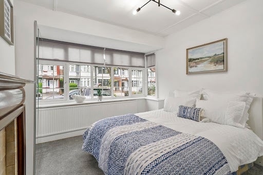 Room Cleveley Crescent in Greater London