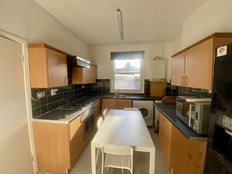 Room Raynham Road in Greater London