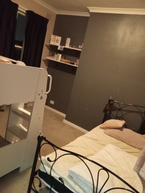 Room Loris Road in Greater London