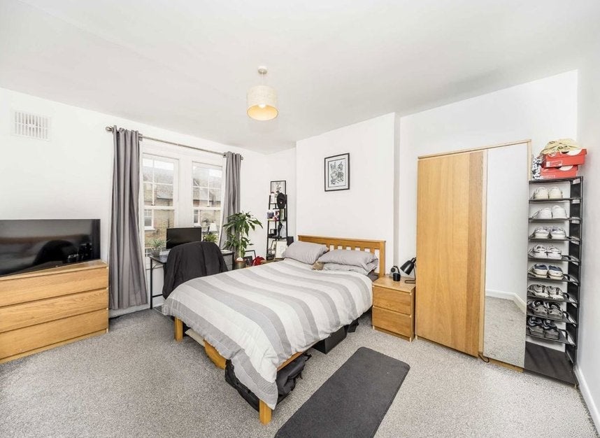 Flat Cato Road in Greater London