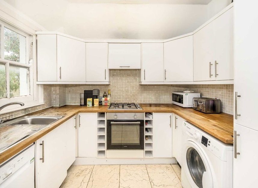 Flat Cato Road in Greater London